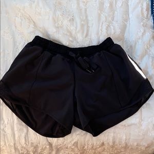 LULULEMON HOTTY HOT 2.5” SHORTS SZ 6